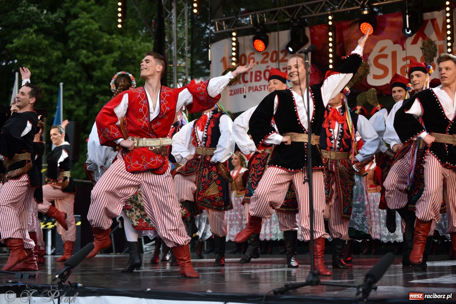 Zdjęcie w galerii na portalu naszraciborz.pl: Śląsk zabrał raciborzan w muzyczno-taneczną podróż po świecie wiadomości z regionu