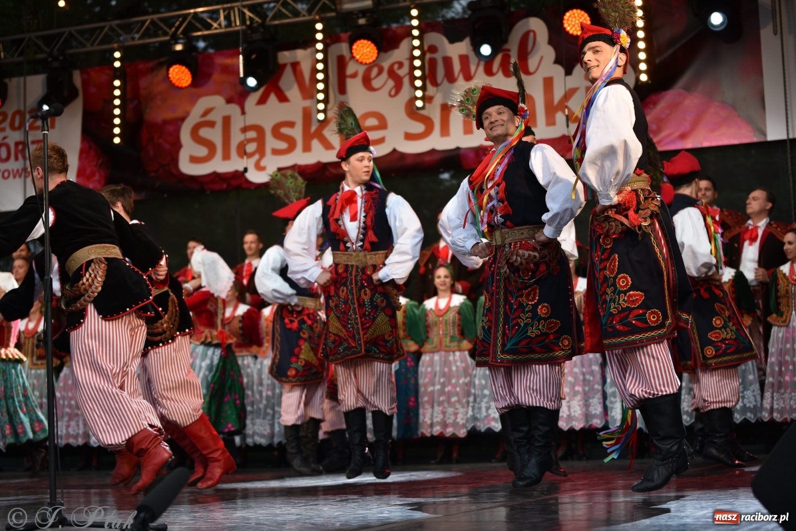 Zdjęcie w galerii na portalu naszraciborz.pl: Śląsk zabrał raciborzan w muzyczno-taneczną podróż po świecie wiadomości z regionu