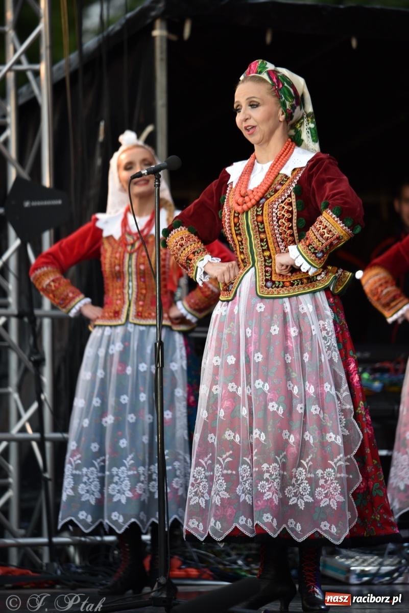 Zdjęcie w galerii na portalu naszraciborz.pl: Śląsk zabrał raciborzan w muzyczno-taneczną podróż po świecie wiadomości z regionu