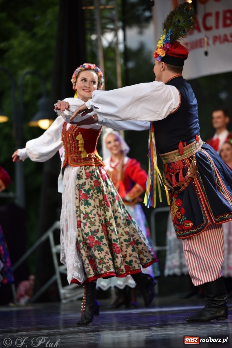 Zdjęcie w galerii na portalu naszraciborz.pl: Śląsk zabrał raciborzan w muzyczno-taneczną podróż po świecie wiadomości z regionu