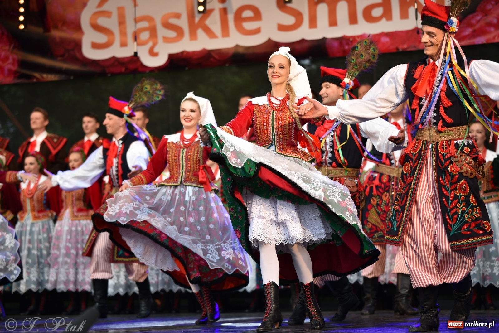 Zdjęcie w galerii na portalu naszraciborz.pl: Śląsk zabrał raciborzan w muzyczno-taneczną podróż po świecie wiadomości z regionu