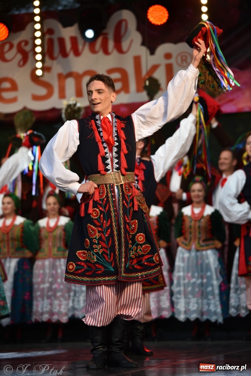 Zdjęcie w galerii na portalu naszraciborz.pl: Śląsk zabrał raciborzan w muzyczno-taneczną podróż po świecie wiadomości z regionu