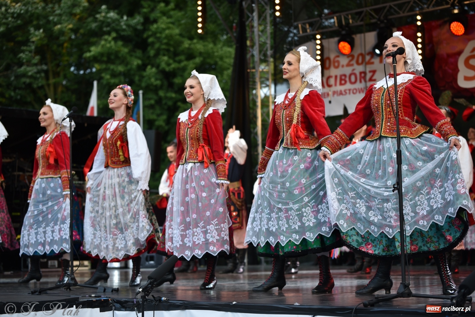 Zdjęcie w galerii na portalu naszraciborz.pl: Śląsk zabrał raciborzan w muzyczno-taneczną podróż po świecie wiadomości z regionu