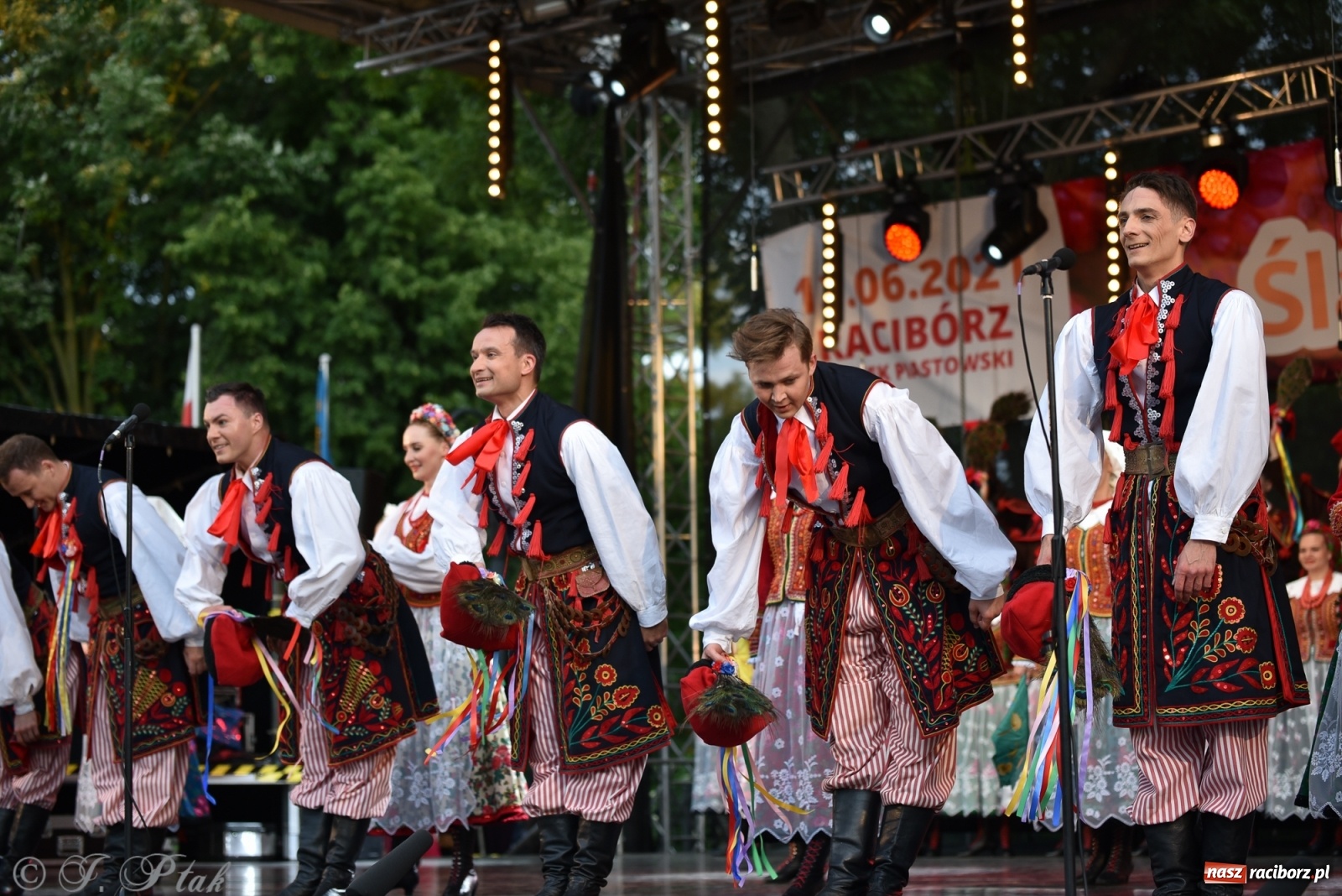 Zdjęcie w galerii na portalu naszraciborz.pl: Śląsk zabrał raciborzan w muzyczno-taneczną podróż po świecie wiadomości z regionu