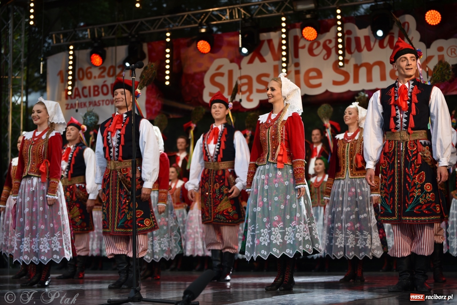 Zdjęcie w galerii na portalu naszraciborz.pl: Śląsk zabrał raciborzan w muzyczno-taneczną podróż po świecie wiadomości z regionu