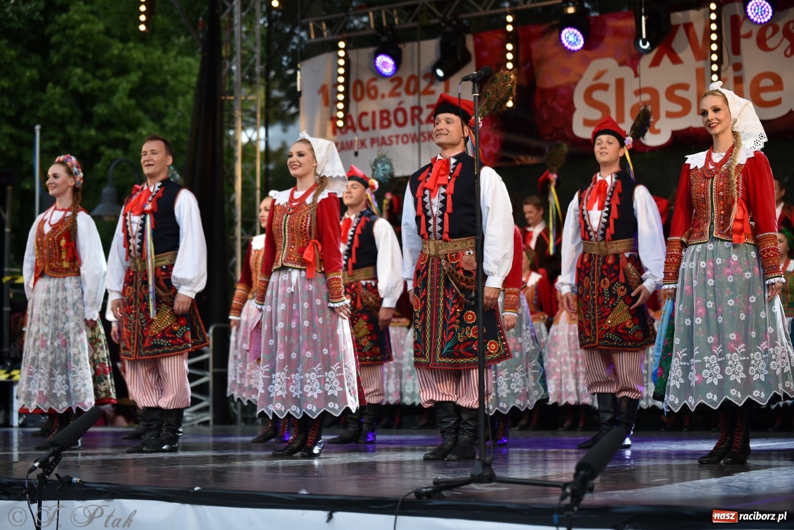 Zdjęcie w galerii na portalu naszraciborz.pl: Śląsk zabrał raciborzan w muzyczno-taneczną podróż po świecie wiadomości z regionu