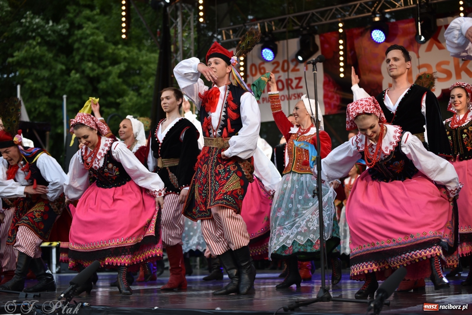 Zdjęcie w galerii na portalu naszraciborz.pl: Śląsk zabrał raciborzan w muzyczno-taneczną podróż po świecie wiadomości z regionu