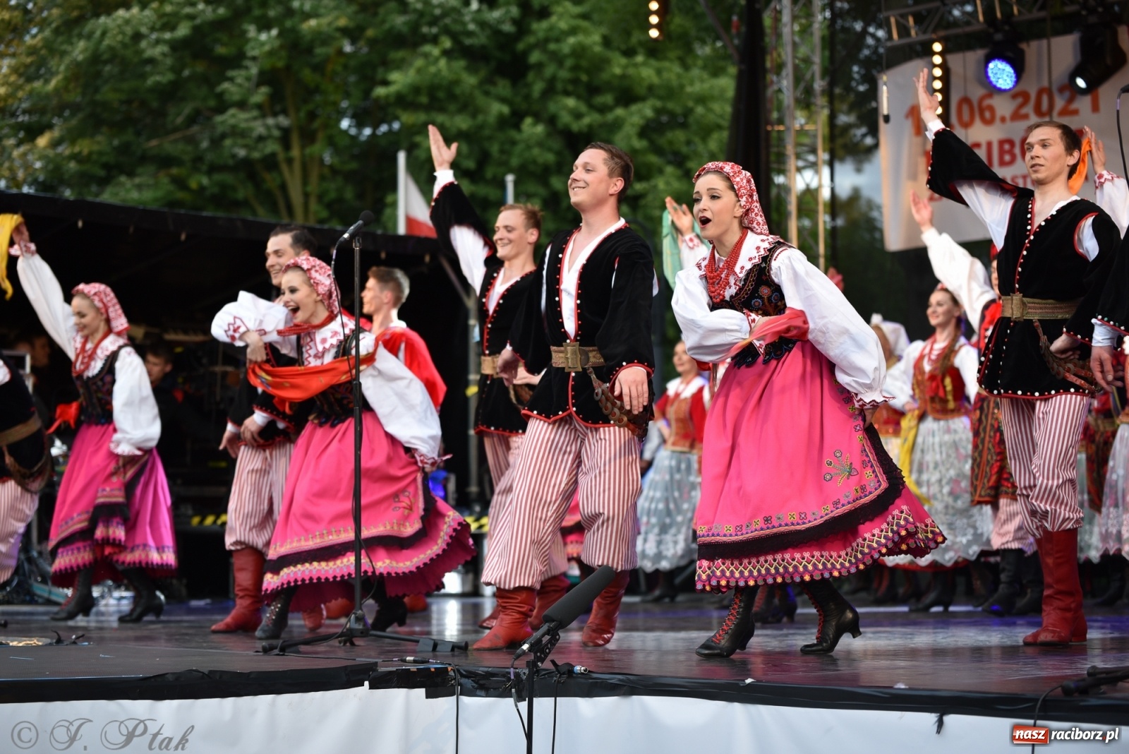Zdjęcie w galerii na portalu naszraciborz.pl: Śląsk zabrał raciborzan w muzyczno-taneczną podróż po świecie wiadomości z regionu