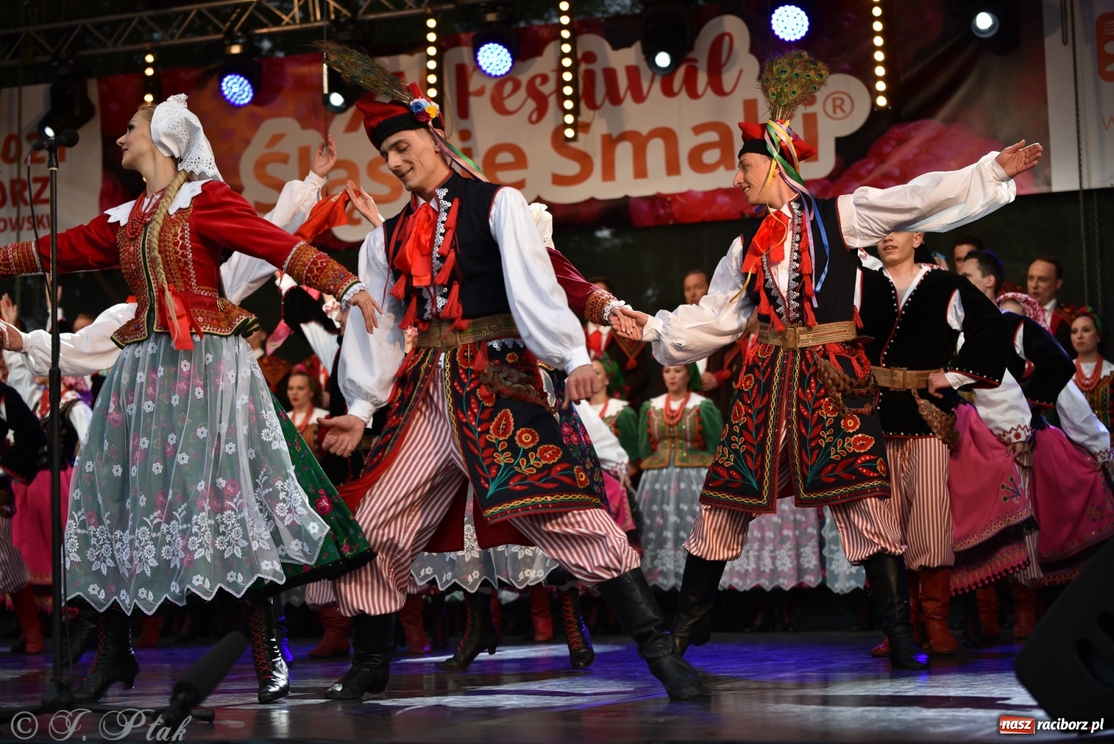 Zdjęcie w galerii na portalu naszraciborz.pl: Śląsk zabrał raciborzan w muzyczno-taneczną podróż po świecie wiadomości z regionu