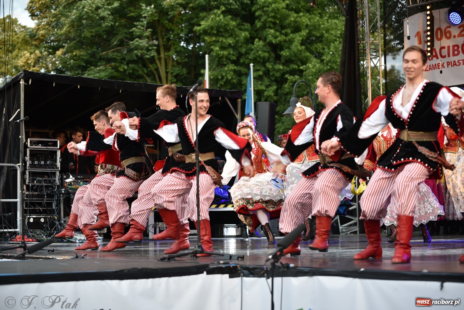 Zdjęcie w galerii na portalu naszraciborz.pl: Śląsk zabrał raciborzan w muzyczno-taneczną podróż po świecie wiadomości z regionu