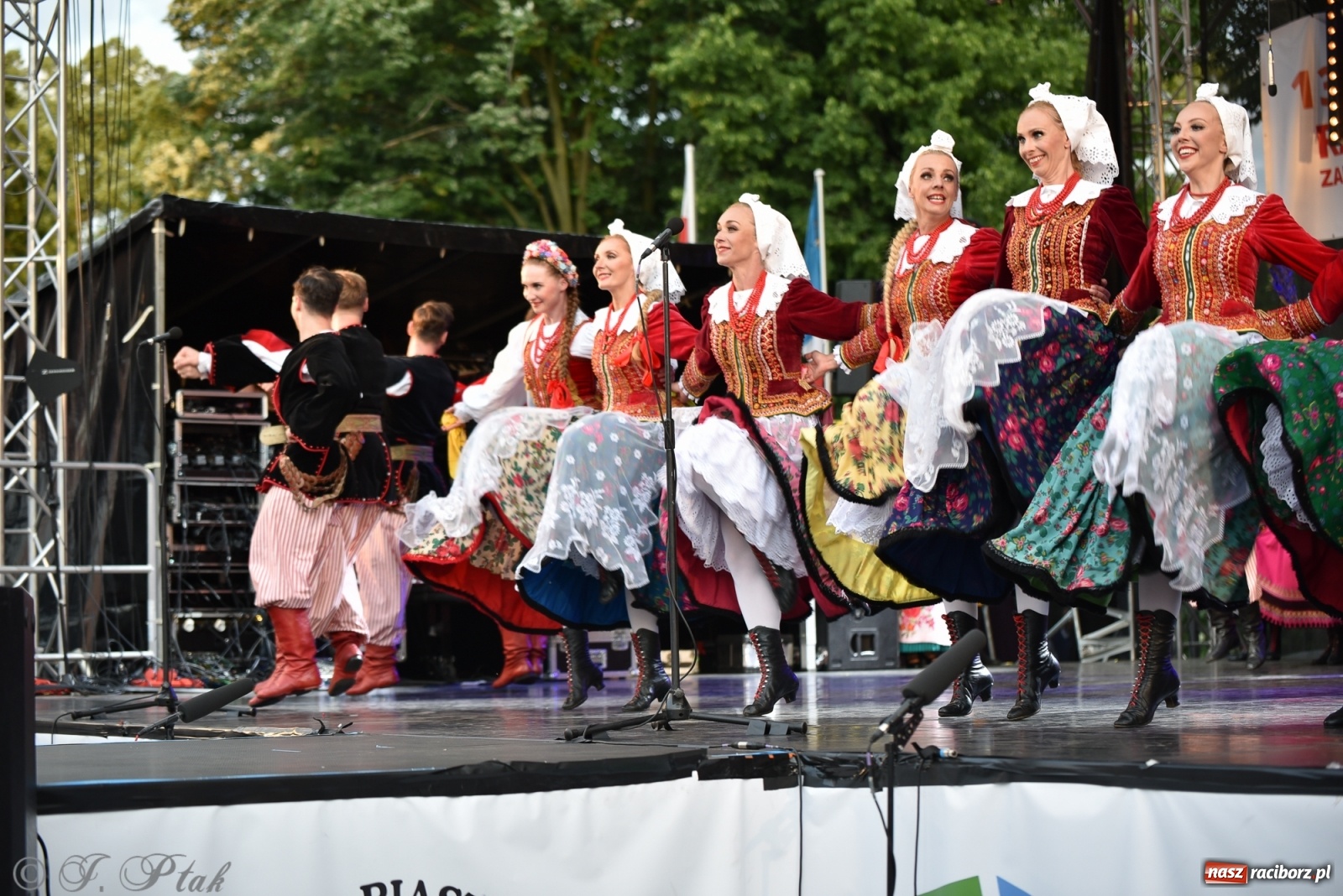 Zdjęcie w galerii na portalu naszraciborz.pl: Śląsk zabrał raciborzan w muzyczno-taneczną podróż po świecie wiadomości z regionu