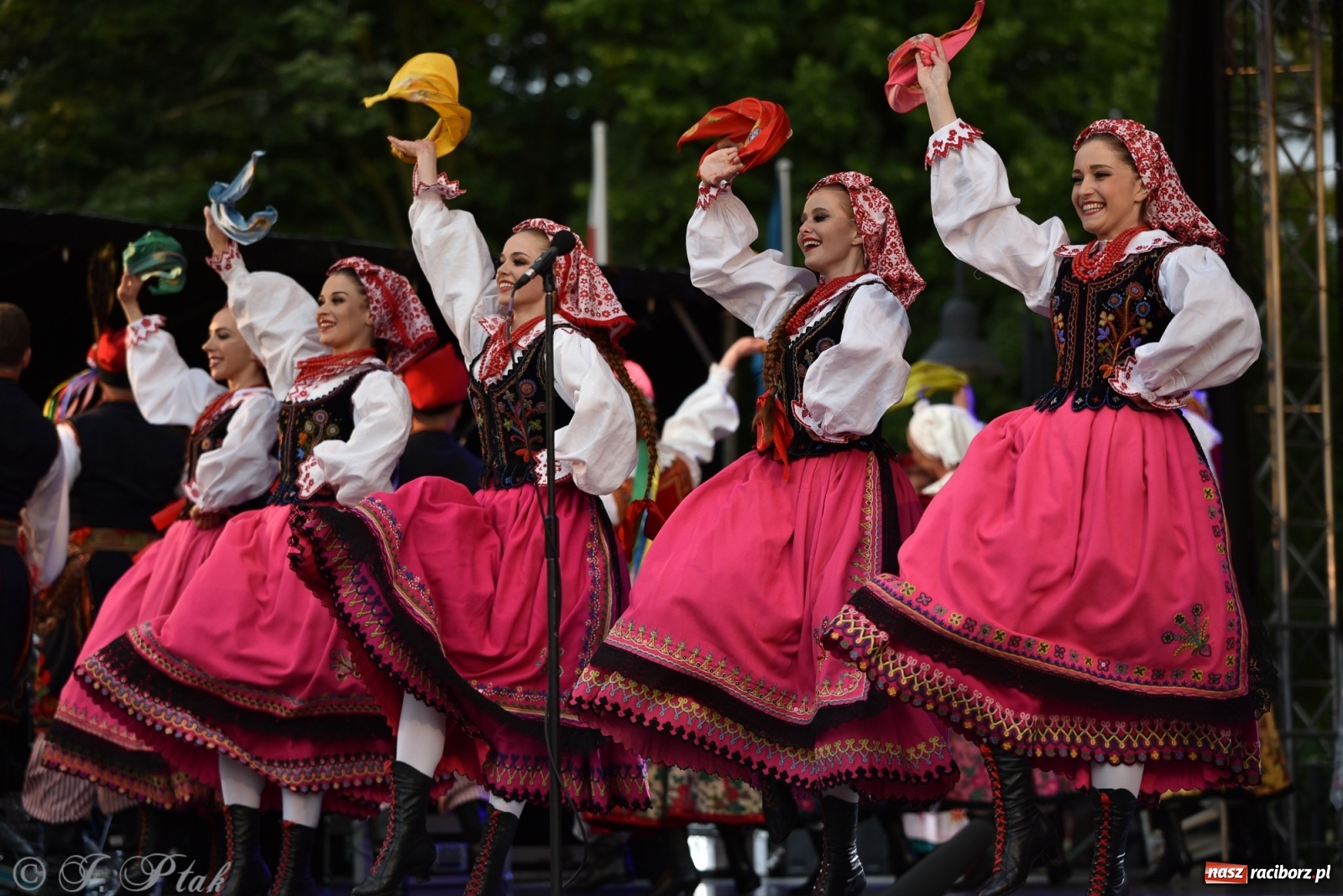 Zdjęcie w galerii na portalu naszraciborz.pl: Śląsk zabrał raciborzan w muzyczno-taneczną podróż po świecie wiadomości z regionu