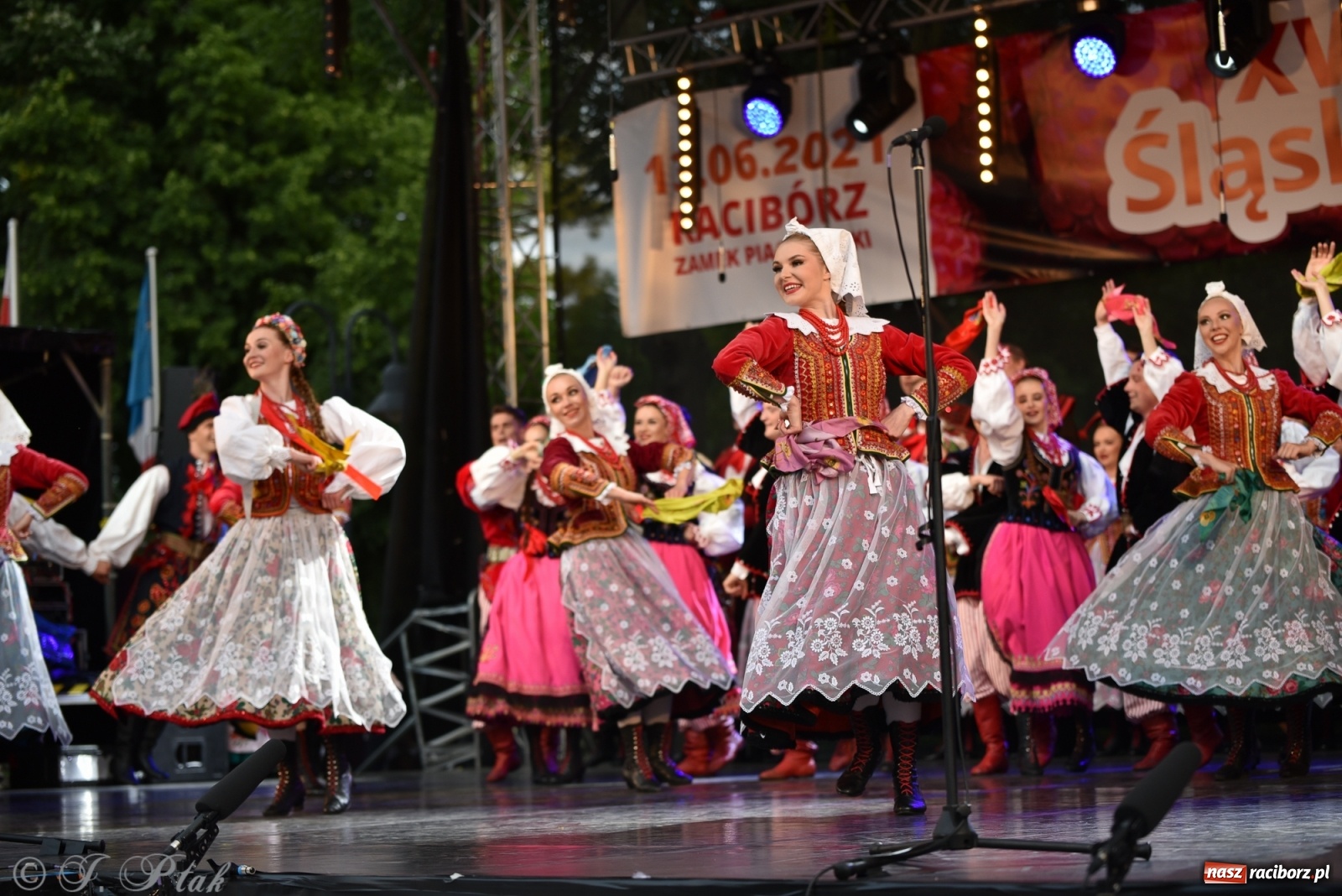 Zdjęcie w galerii na portalu naszraciborz.pl: Śląsk zabrał raciborzan w muzyczno-taneczną podróż po świecie wiadomości z regionu