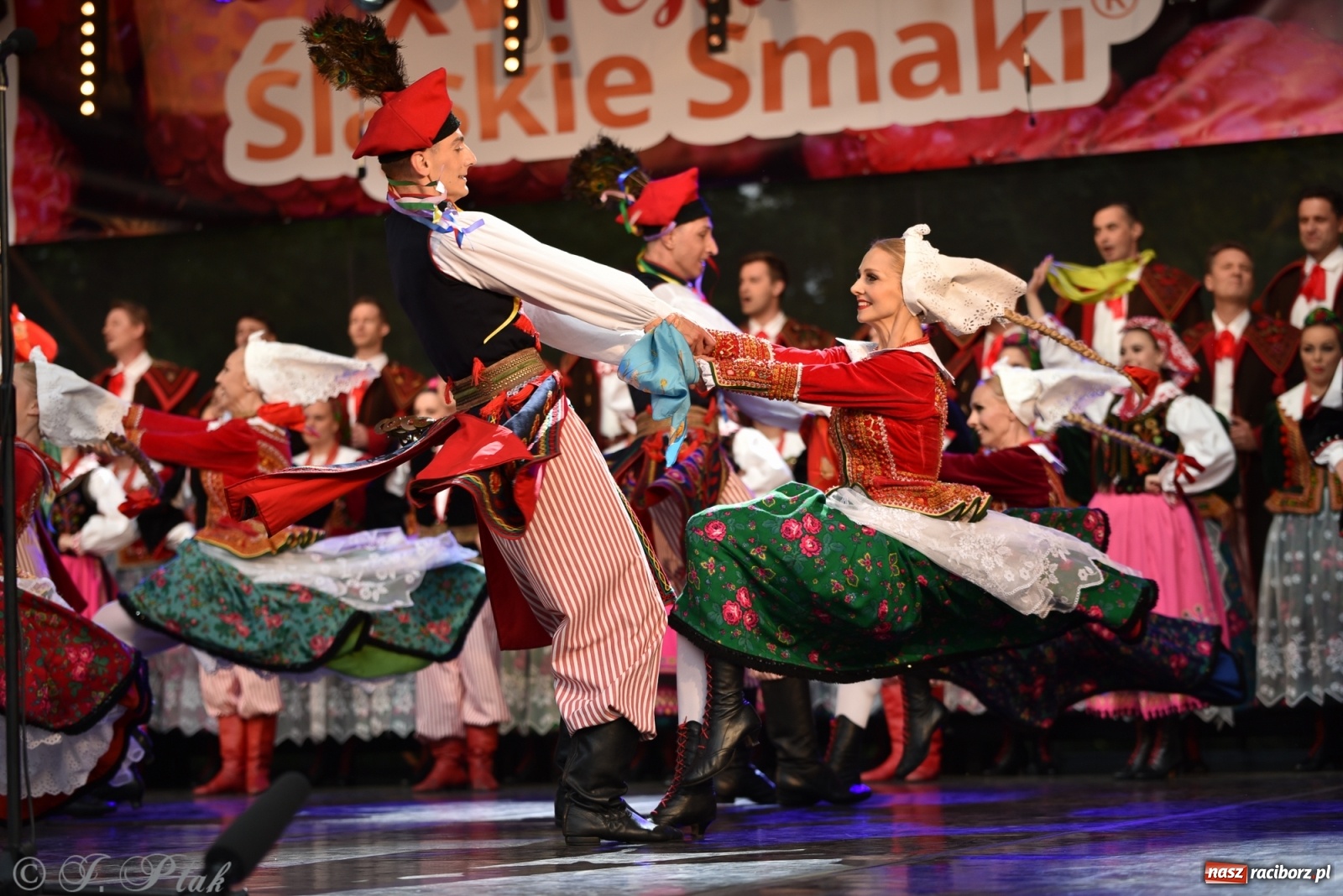 Zdjęcie w galerii na portalu naszraciborz.pl: Śląsk zabrał raciborzan w muzyczno-taneczną podróż po świecie wiadomości z regionu