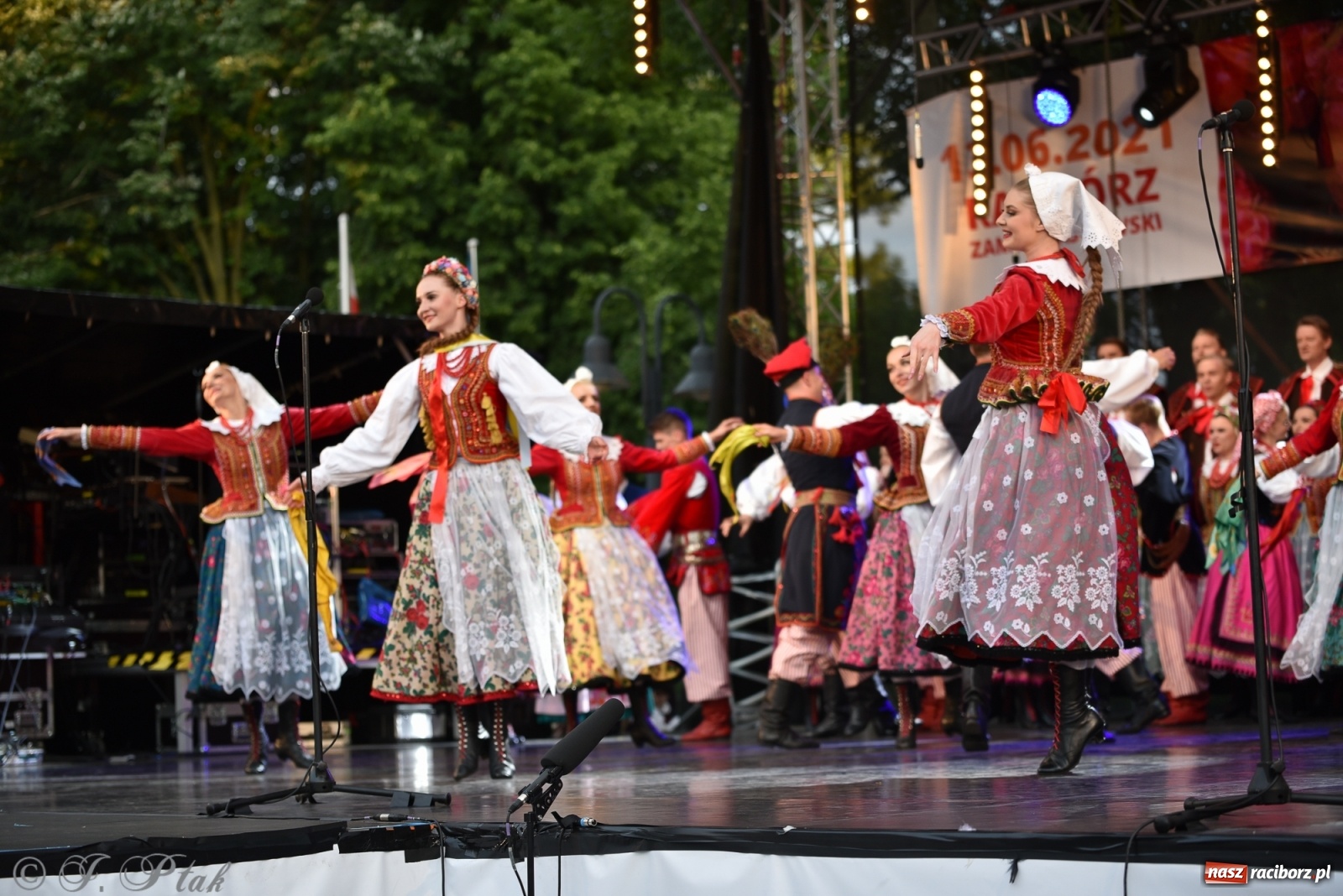 Zdjęcie w galerii na portalu naszraciborz.pl: Śląsk zabrał raciborzan w muzyczno-taneczną podróż po świecie wiadomości z regionu