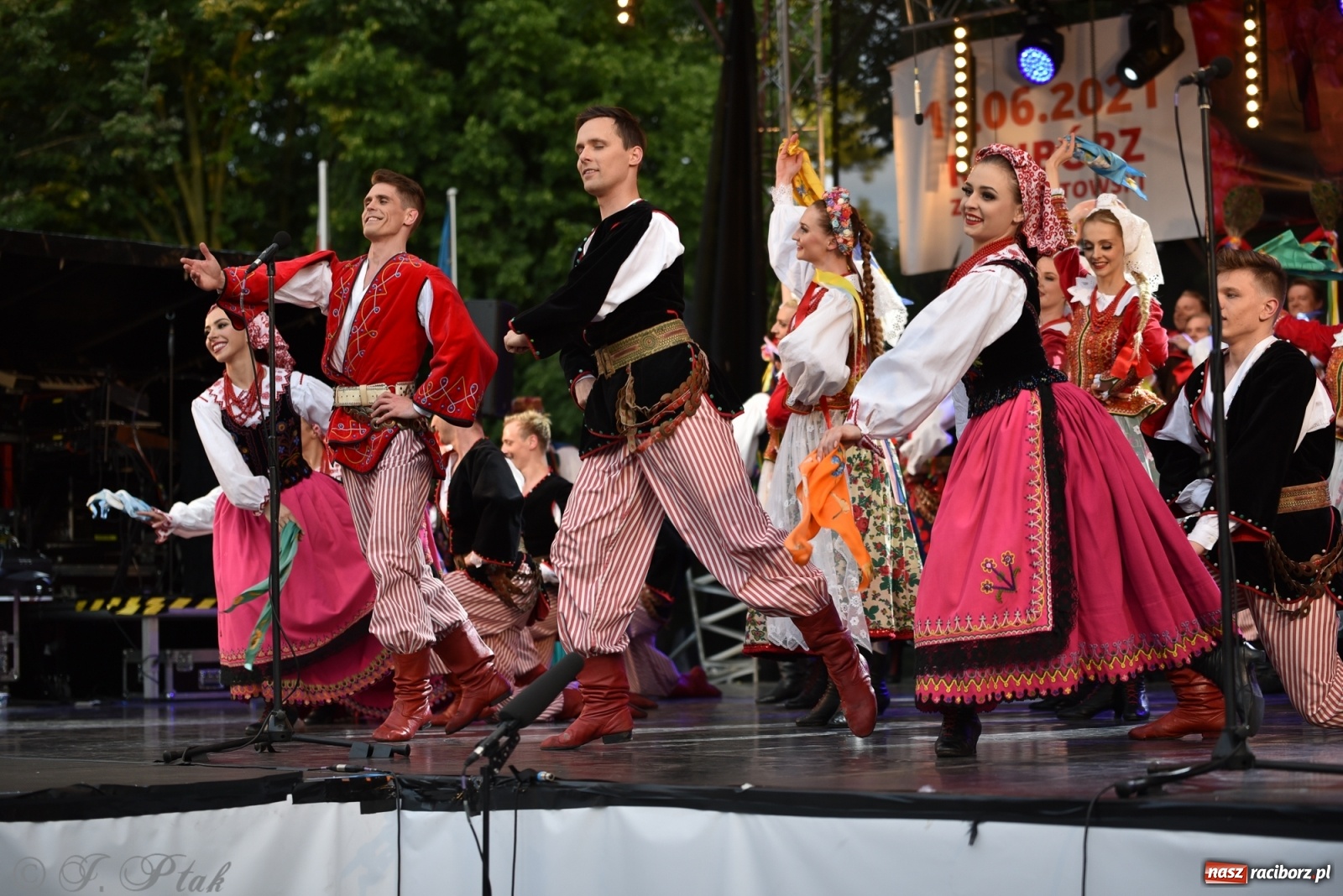 Zdjęcie w galerii na portalu naszraciborz.pl: Śląsk zabrał raciborzan w muzyczno-taneczną podróż po świecie wiadomości z regionu