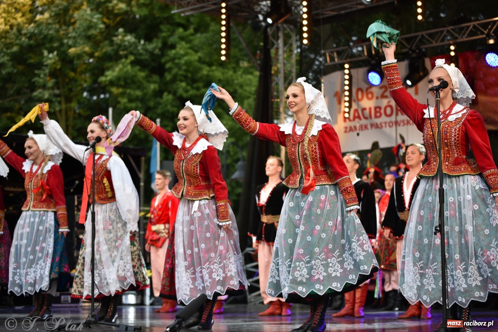 Zdjęcie w galerii na portalu naszraciborz.pl: Śląsk zabrał raciborzan w muzyczno-taneczną podróż po świecie wiadomości z regionu