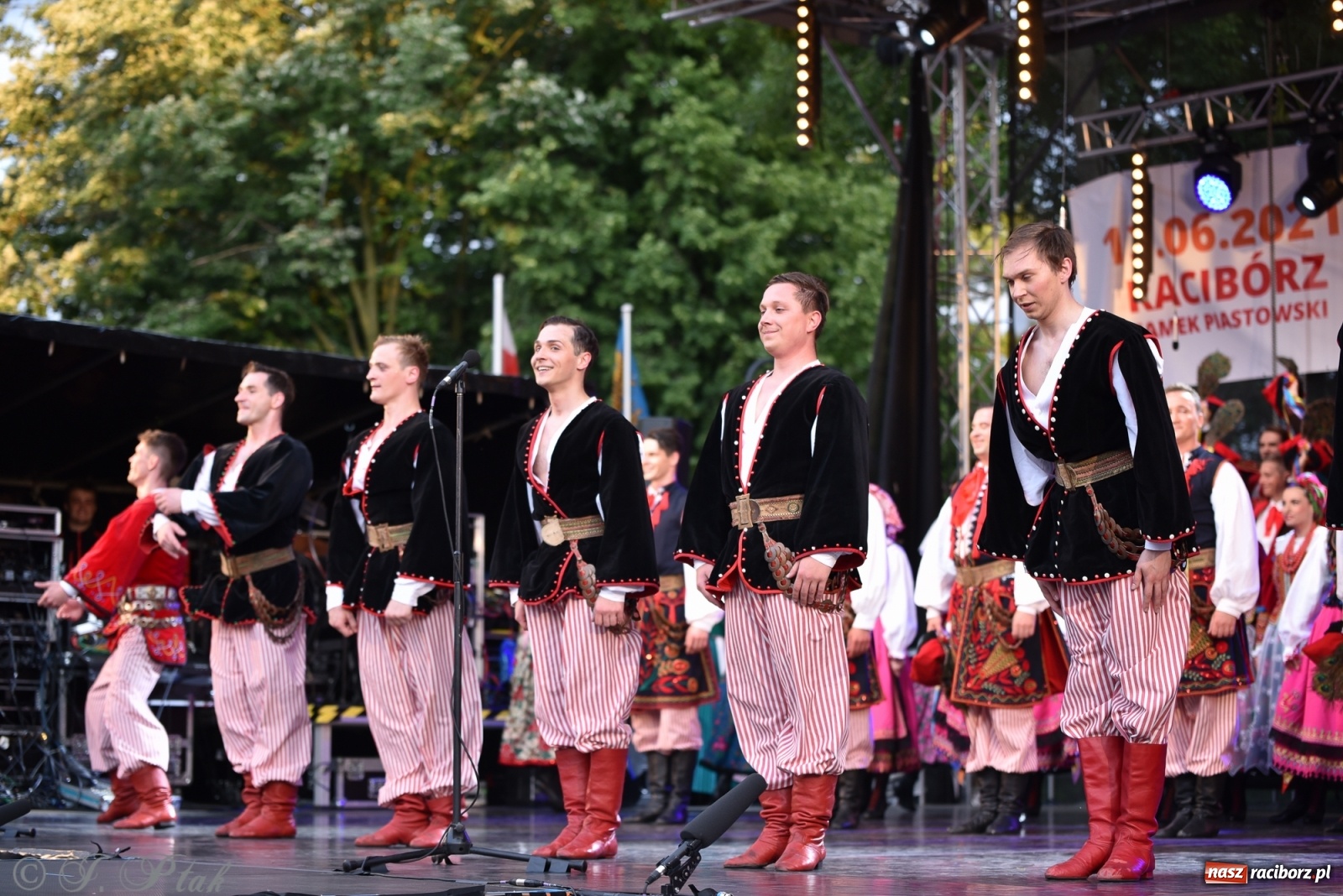 Zdjęcie w galerii na portalu naszraciborz.pl: Śląsk zabrał raciborzan w muzyczno-taneczną podróż po świecie wiadomości z regionu