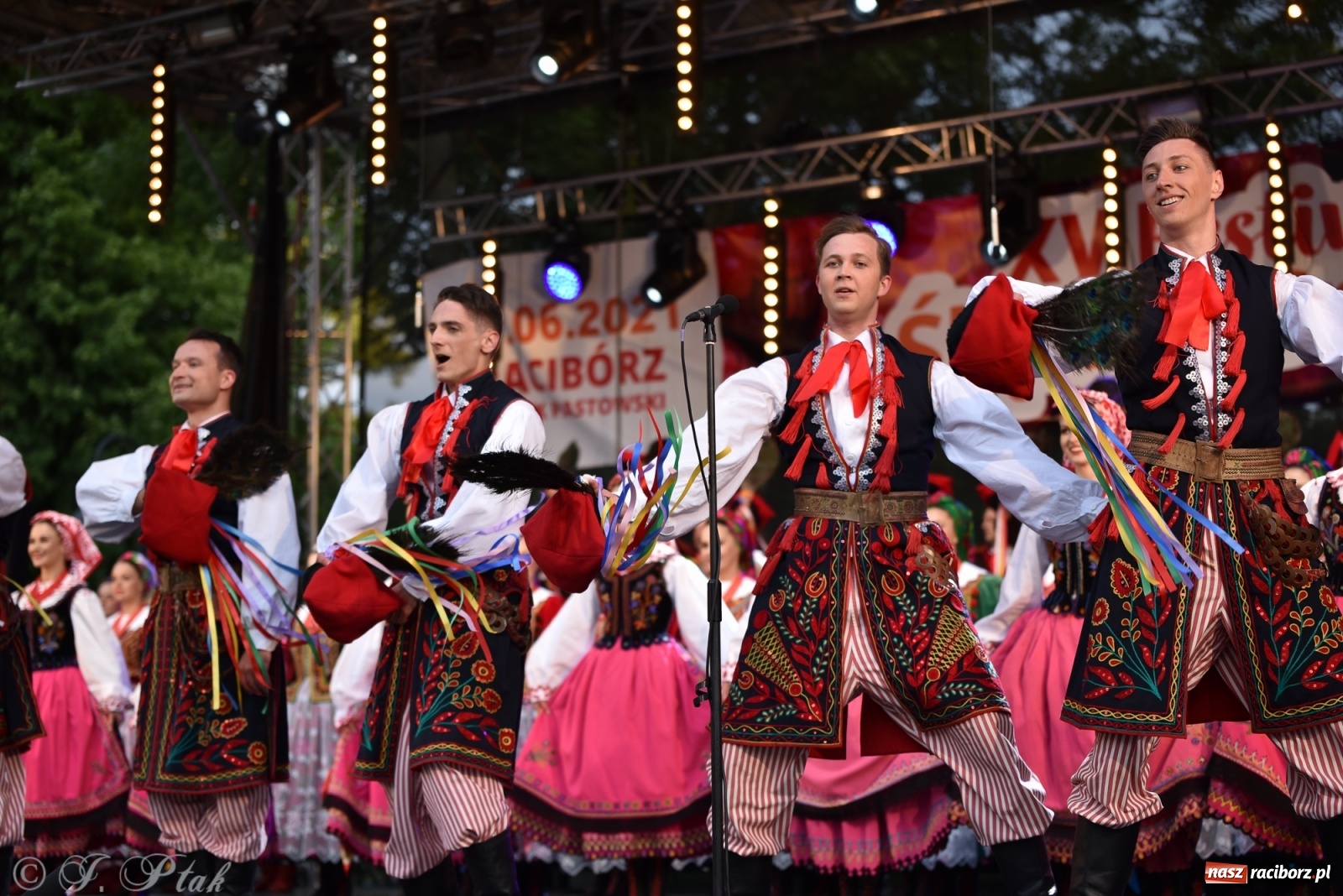 Zdjęcie w galerii na portalu naszraciborz.pl: Śląsk zabrał raciborzan w muzyczno-taneczną podróż po świecie wiadomości z regionu