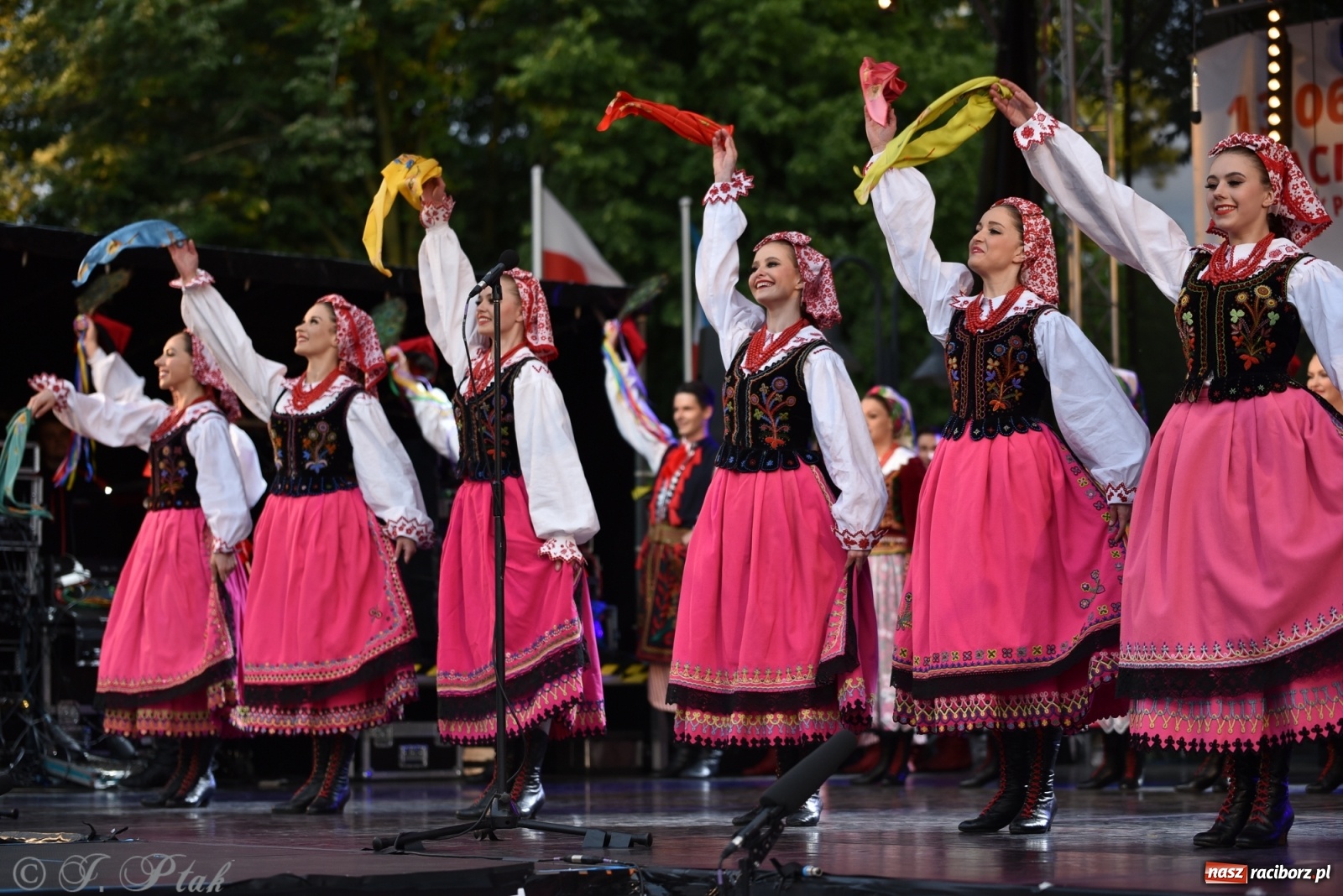 Zdjęcie w galerii na portalu naszraciborz.pl: Śląsk zabrał raciborzan w muzyczno-taneczną podróż po świecie wiadomości z regionu