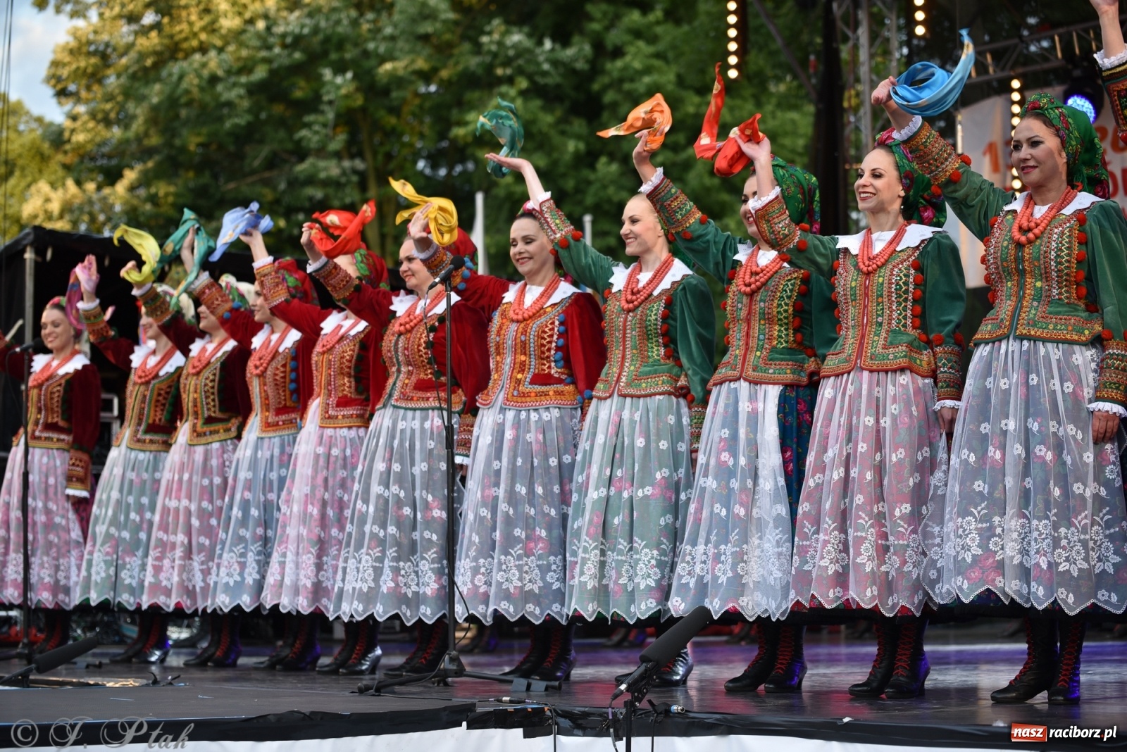 Zdjęcie w galerii na portalu naszraciborz.pl: Śląsk zabrał raciborzan w muzyczno-taneczną podróż po świecie wiadomości z regionu