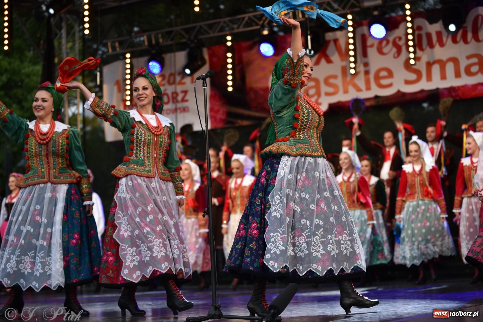 Zdjęcie w galerii na portalu naszraciborz.pl: Śląsk zabrał raciborzan w muzyczno-taneczną podróż po świecie wiadomości z regionu