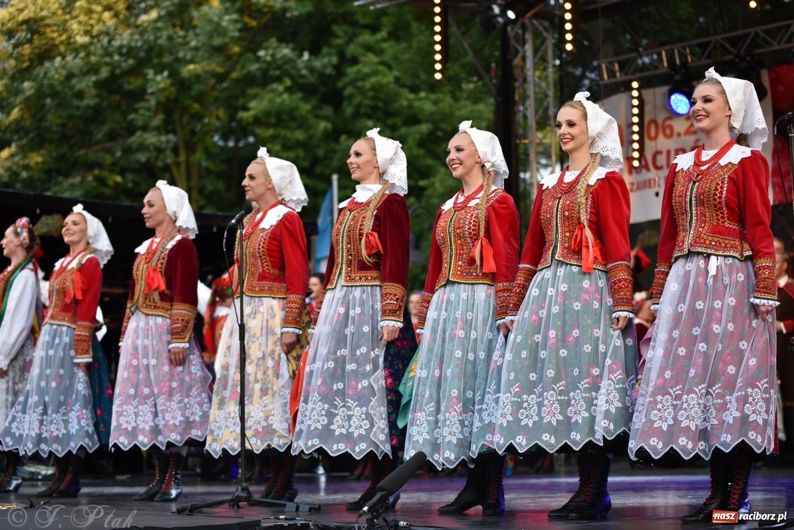 Zdjęcie w galerii na portalu naszraciborz.pl: Śląsk zabrał raciborzan w muzyczno-taneczną podróż po świecie wiadomości z regionu