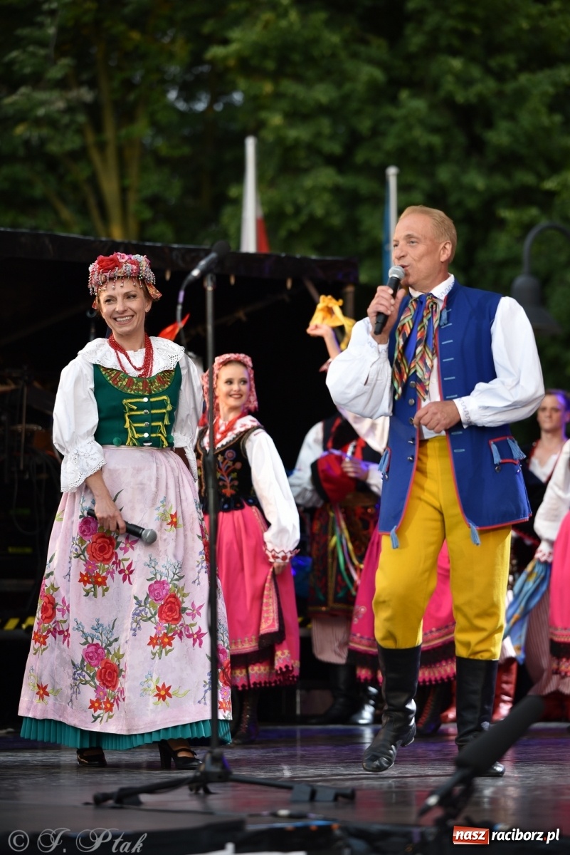 Zdjęcie w galerii na portalu naszraciborz.pl: Śląsk zabrał raciborzan w muzyczno-taneczną podróż po świecie wiadomości z regionu