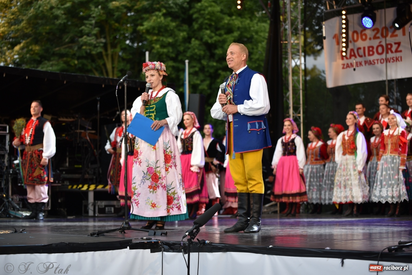 Zdjęcie w galerii na portalu naszraciborz.pl: Śląsk zabrał raciborzan w muzyczno-taneczną podróż po świecie wiadomości z regionu