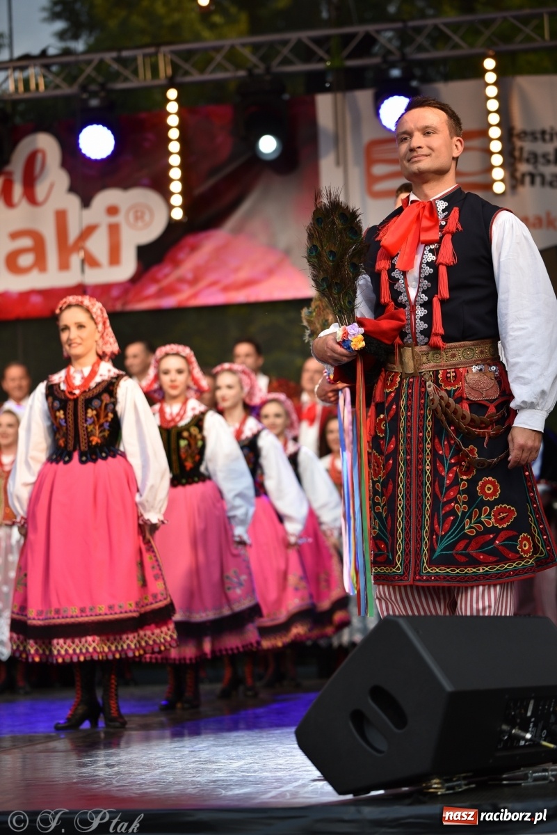 Zdjęcie w galerii na portalu naszraciborz.pl: Śląsk zabrał raciborzan w muzyczno-taneczną podróż po świecie wiadomości z regionu