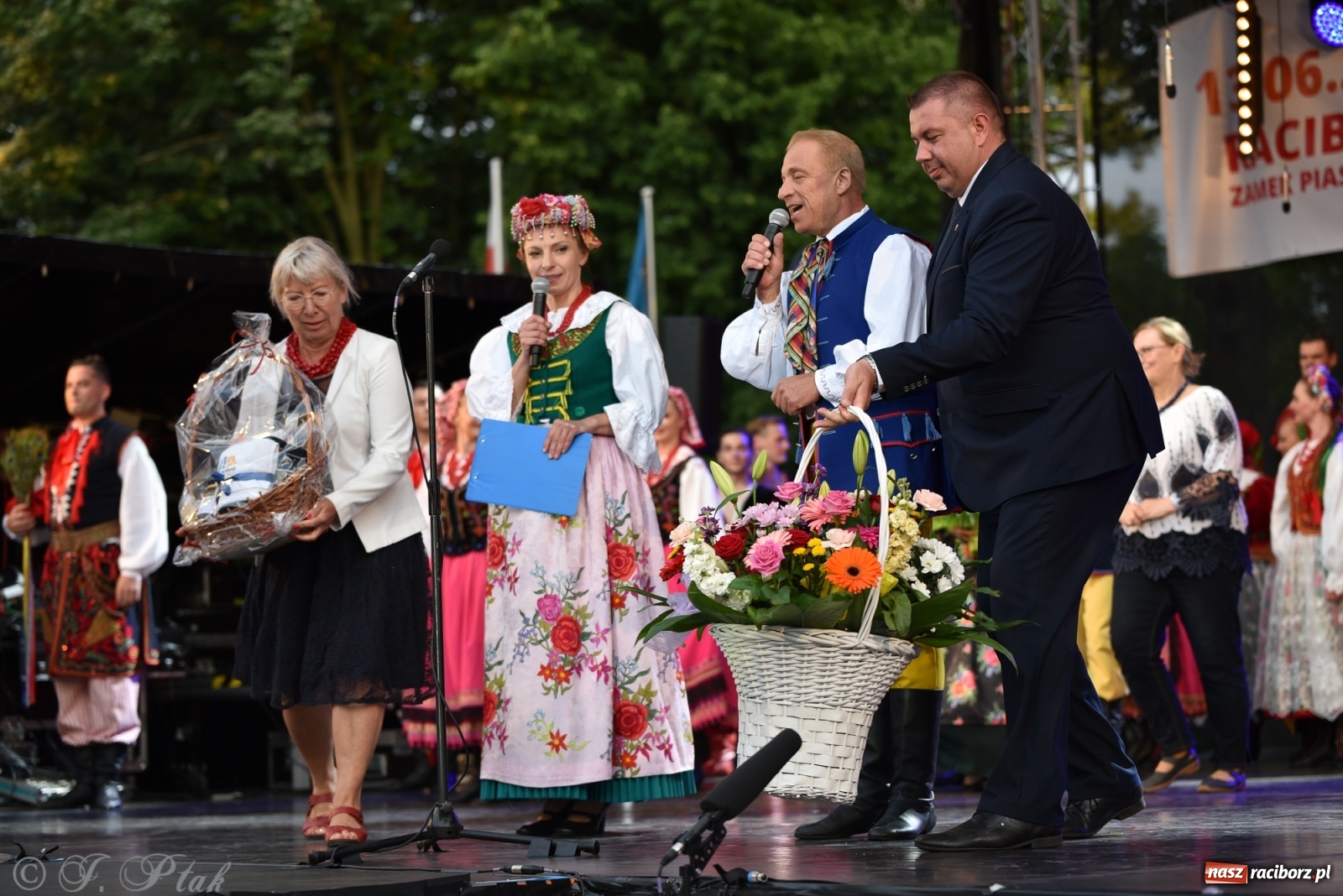 Zdjęcie w galerii na portalu naszraciborz.pl: Śląsk zabrał raciborzan w muzyczno-taneczną podróż po świecie wiadomości z regionu