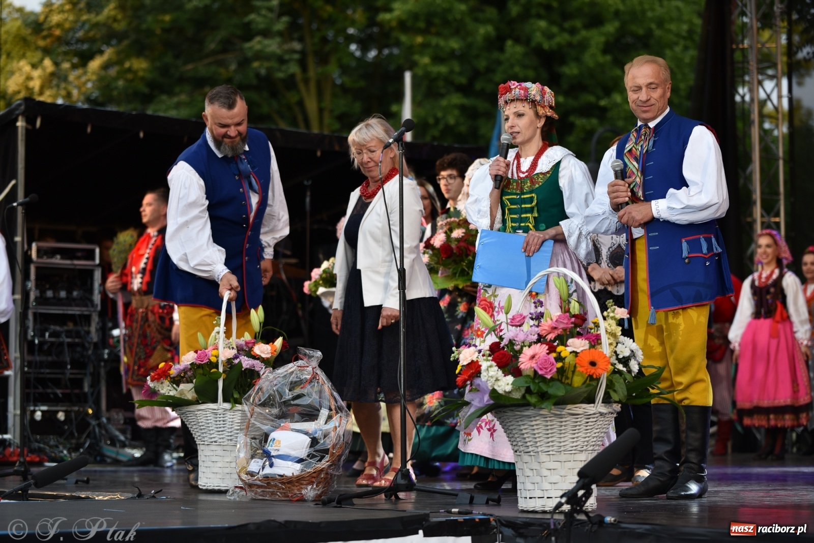 Zdjęcie w galerii na portalu naszraciborz.pl: Śląsk zabrał raciborzan w muzyczno-taneczną podróż po świecie wiadomości z regionu