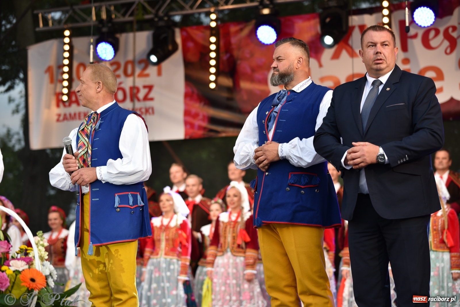 Zdjęcie w galerii na portalu naszraciborz.pl: Śląsk zabrał raciborzan w muzyczno-taneczną podróż po świecie wiadomości z regionu