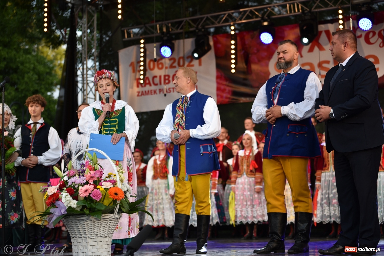 Zdjęcie w galerii na portalu naszraciborz.pl: Śląsk zabrał raciborzan w muzyczno-taneczną podróż po świecie wiadomości z regionu