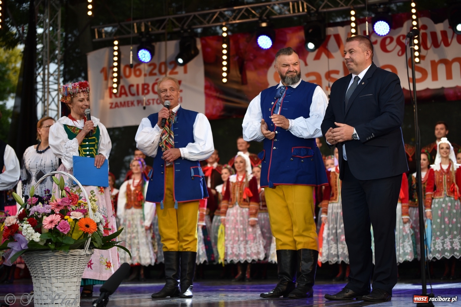 Zdjęcie w galerii na portalu naszraciborz.pl: Śląsk zabrał raciborzan w muzyczno-taneczną podróż po świecie wiadomości z regionu