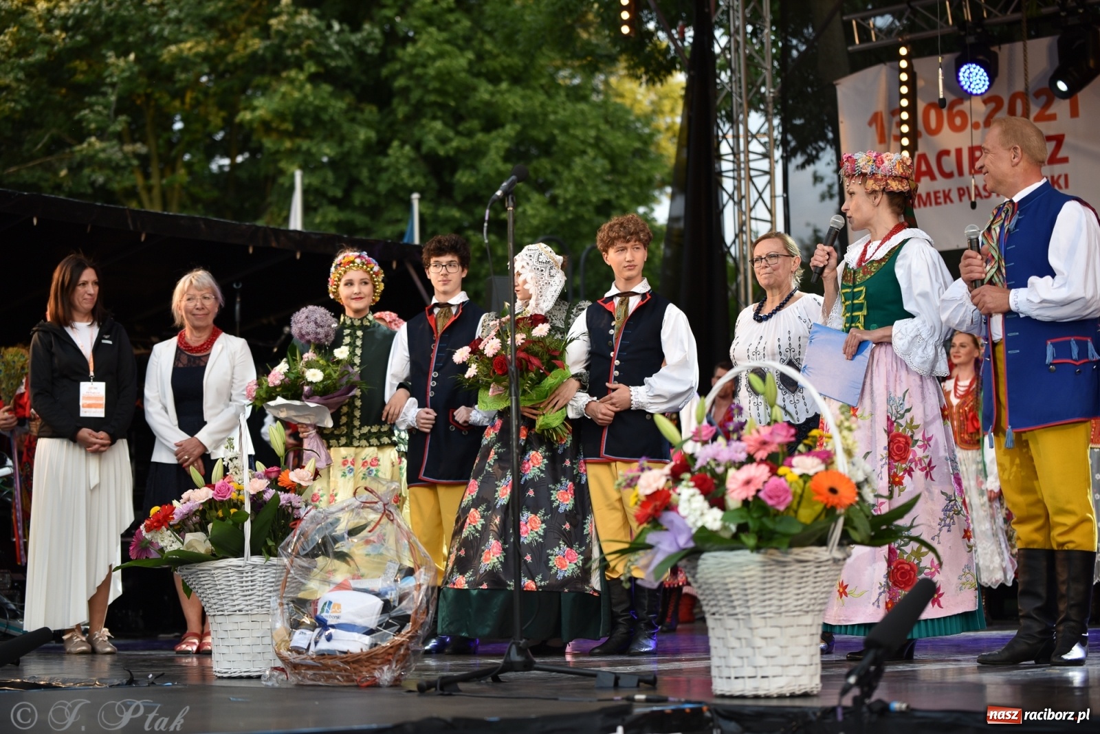 Zdjęcie w galerii na portalu naszraciborz.pl: Śląsk zabrał raciborzan w muzyczno-taneczną podróż po świecie wiadomości z regionu