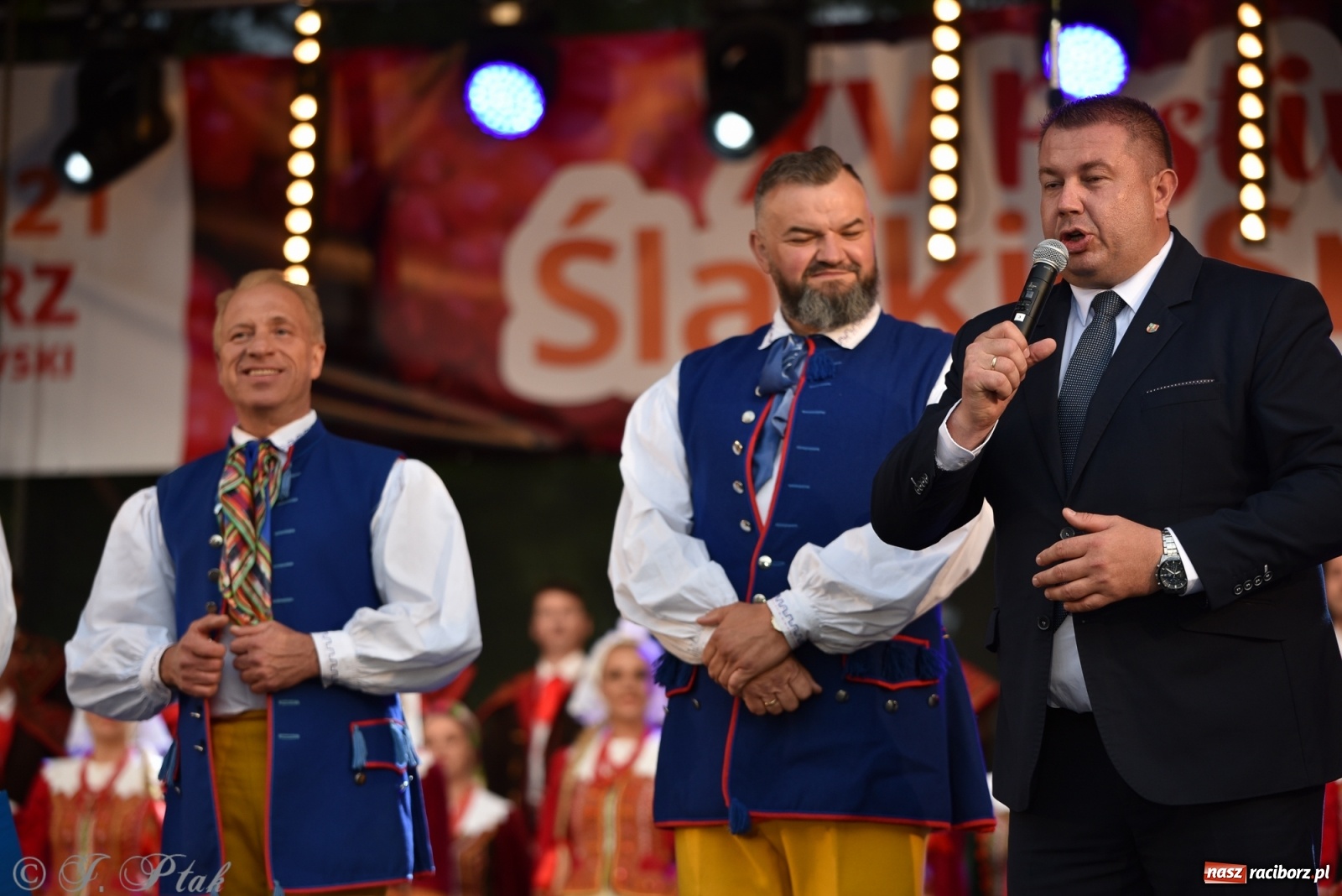 Zdjęcie w galerii na portalu naszraciborz.pl: Śląsk zabrał raciborzan w muzyczno-taneczną podróż po świecie wiadomości z regionu