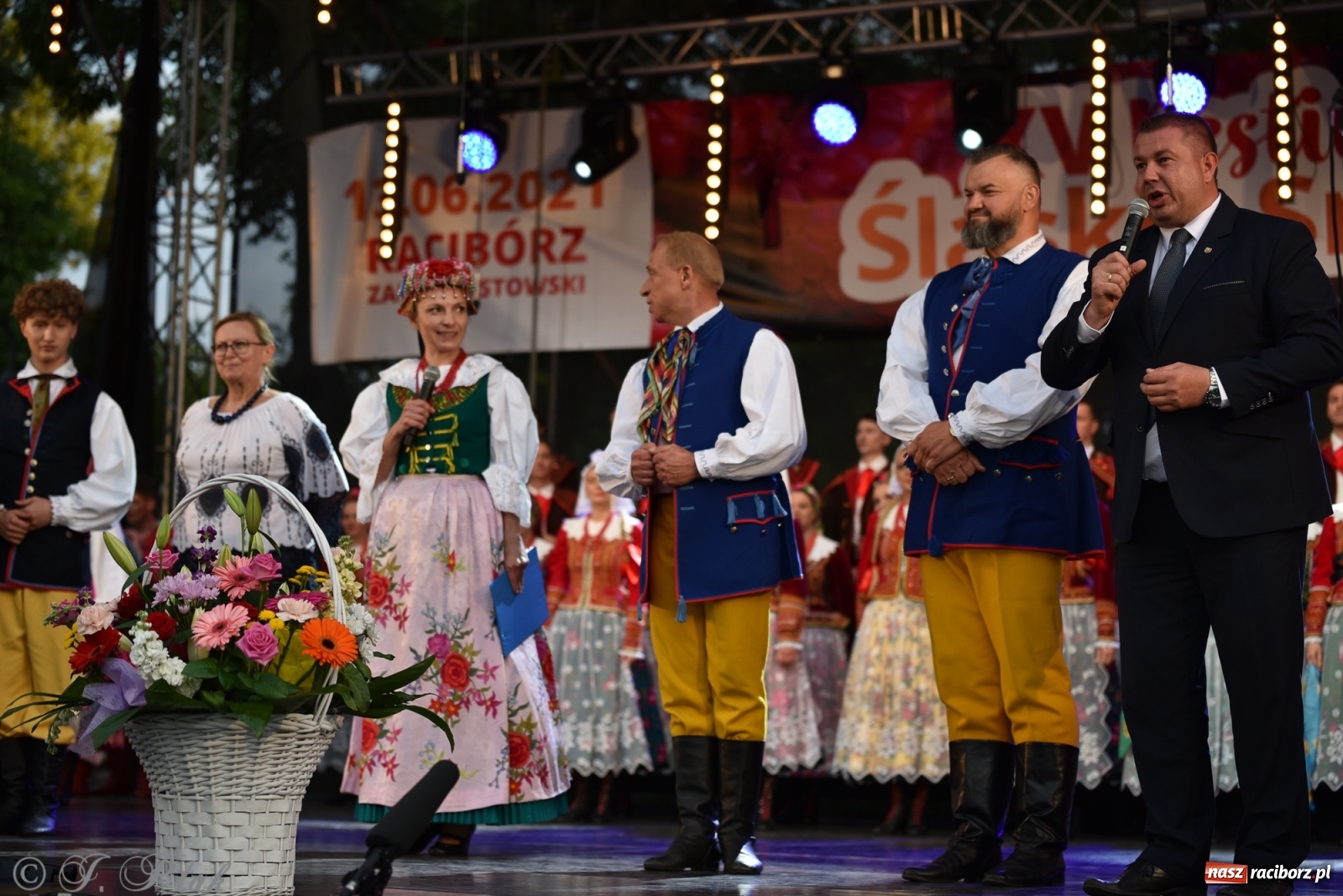 Zdjęcie w galerii na portalu naszraciborz.pl: Śląsk zabrał raciborzan w muzyczno-taneczną podróż po świecie wiadomości z regionu