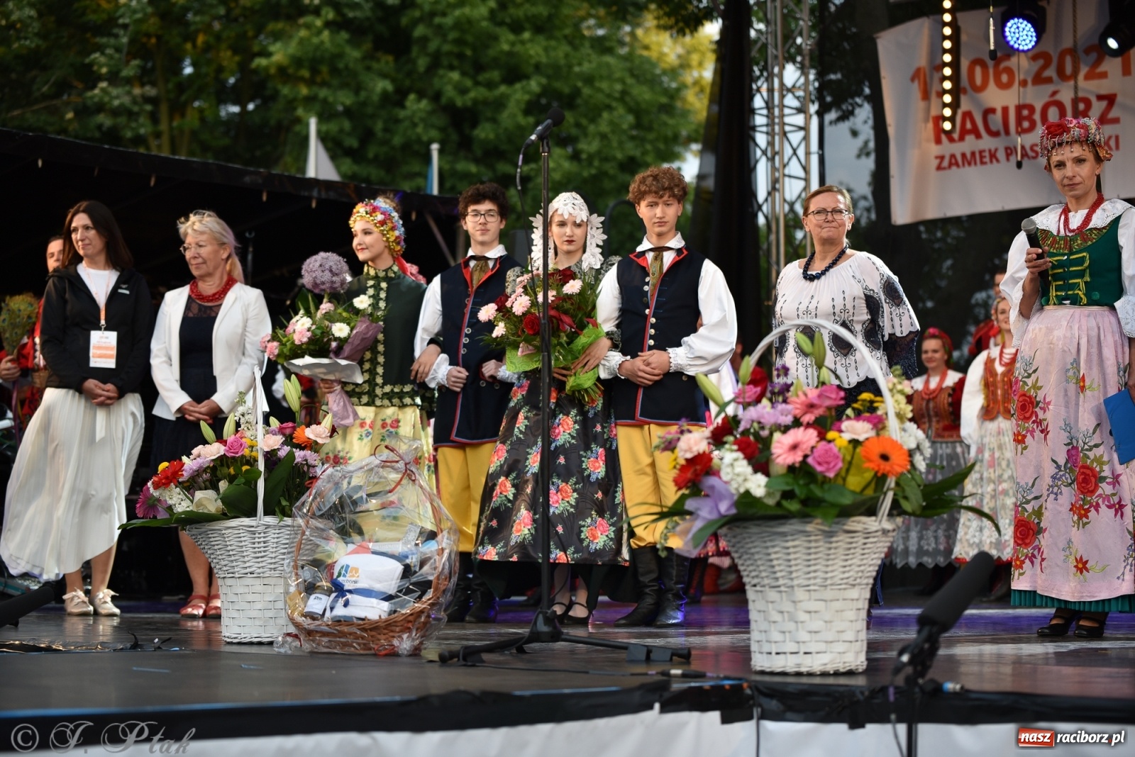 Zdjęcie w galerii na portalu naszraciborz.pl: Śląsk zabrał raciborzan w muzyczno-taneczną podróż po świecie wiadomości z regionu