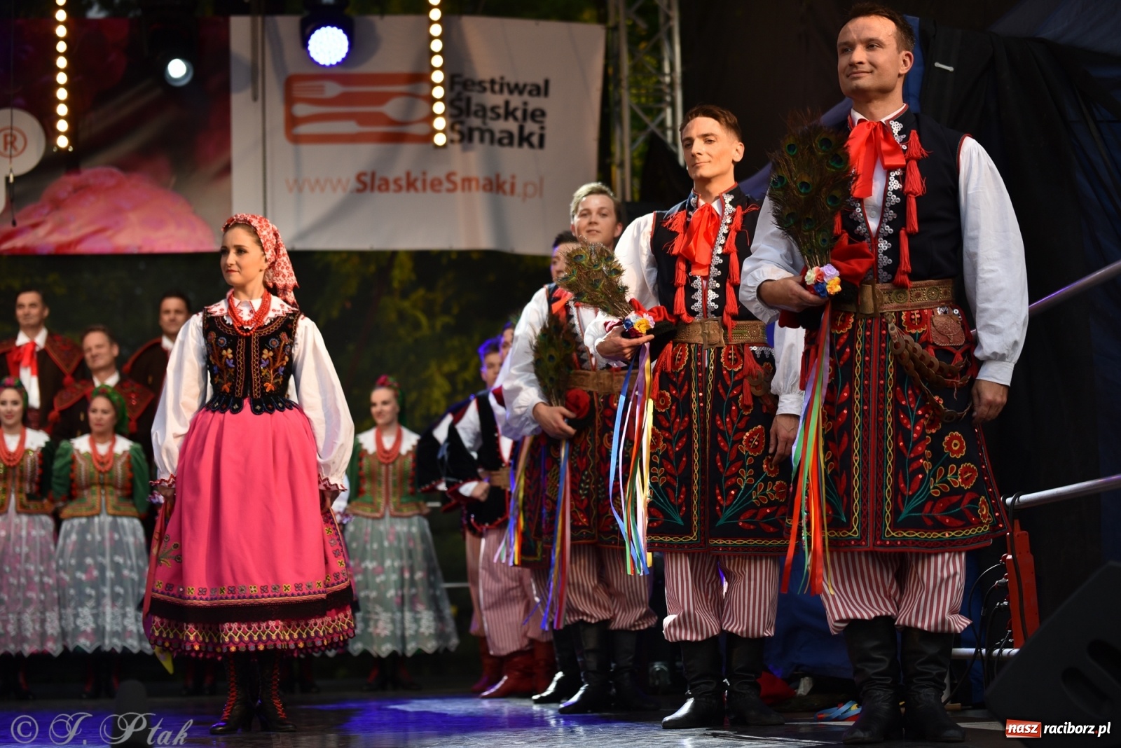 Zdjęcie w galerii na portalu naszraciborz.pl: Śląsk zabrał raciborzan w muzyczno-taneczną podróż po świecie wiadomości z regionu