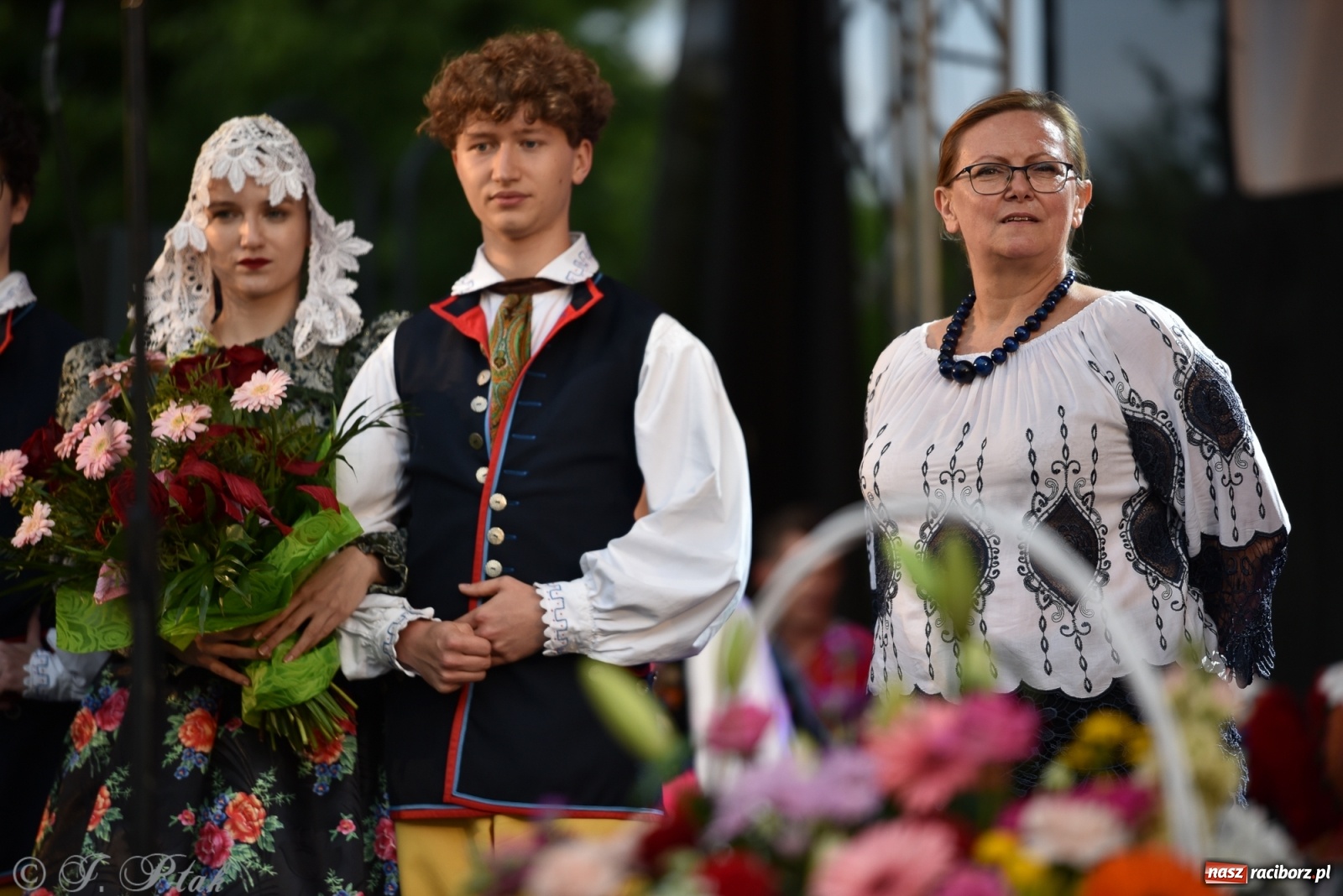 Zdjęcie w galerii na portalu naszraciborz.pl: Śląsk zabrał raciborzan w muzyczno-taneczną podróż po świecie wiadomości z regionu
