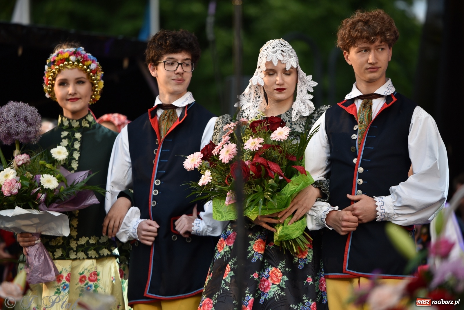 Zdjęcie w galerii na portalu naszraciborz.pl: Śląsk zabrał raciborzan w muzyczno-taneczną podróż po świecie wiadomości z regionu