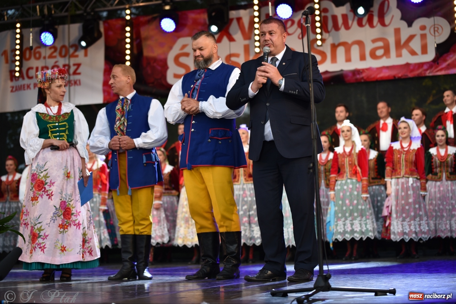 Zdjęcie w galerii na portalu naszraciborz.pl: Śląsk zabrał raciborzan w muzyczno-taneczną podróż po świecie wiadomości z regionu