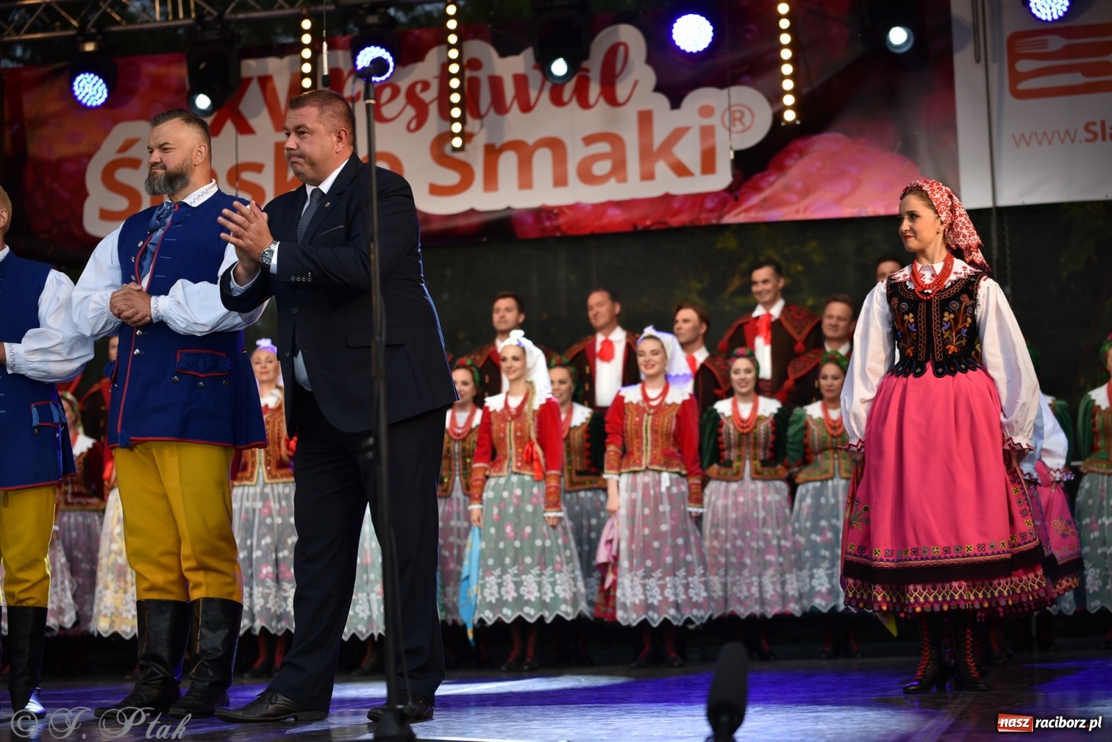 Zdjęcie w galerii na portalu naszraciborz.pl: Śląsk zabrał raciborzan w muzyczno-taneczną podróż po świecie wiadomości z regionu