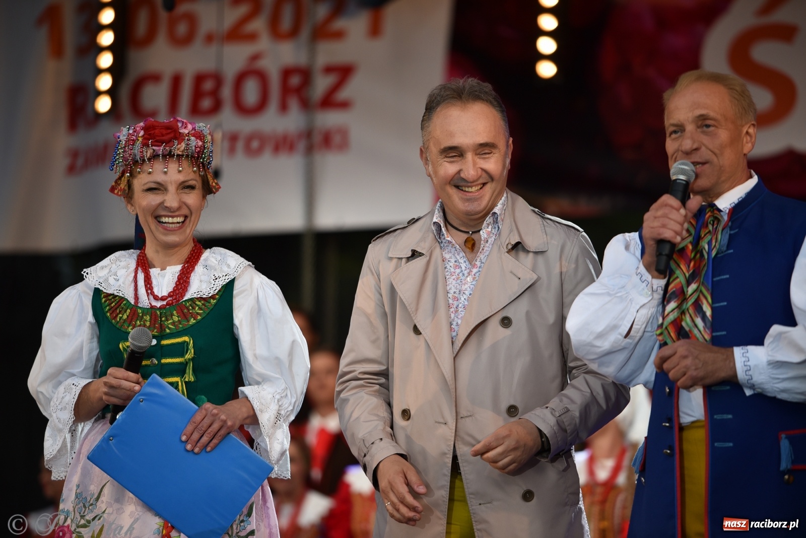 Zdjęcie w galerii na portalu naszraciborz.pl: Śląsk zabrał raciborzan w muzyczno-taneczną podróż po świecie wiadomości z regionu