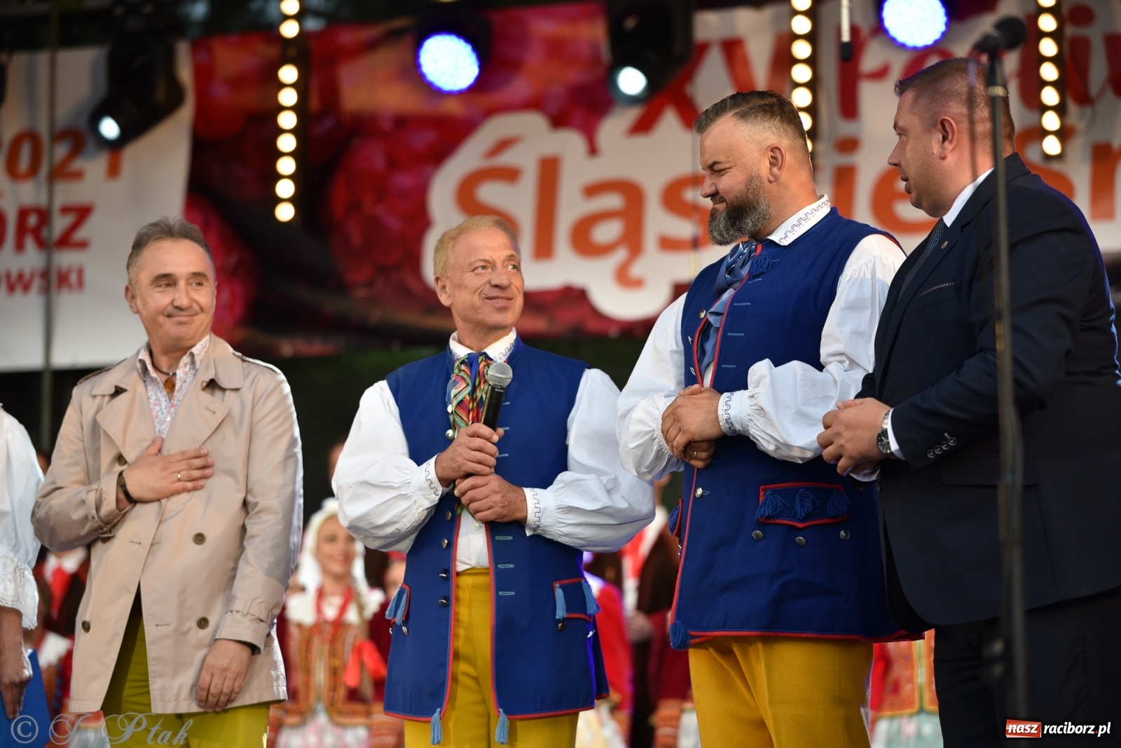 Zdjęcie w galerii na portalu naszraciborz.pl: Śląsk zabrał raciborzan w muzyczno-taneczną podróż po świecie wiadomości z regionu