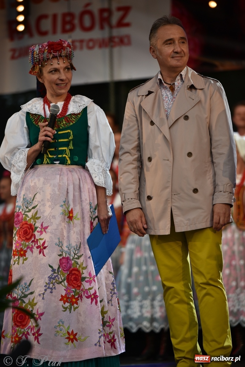 Zdjęcie w galerii na portalu naszraciborz.pl: Śląsk zabrał raciborzan w muzyczno-taneczną podróż po świecie wiadomości z regionu