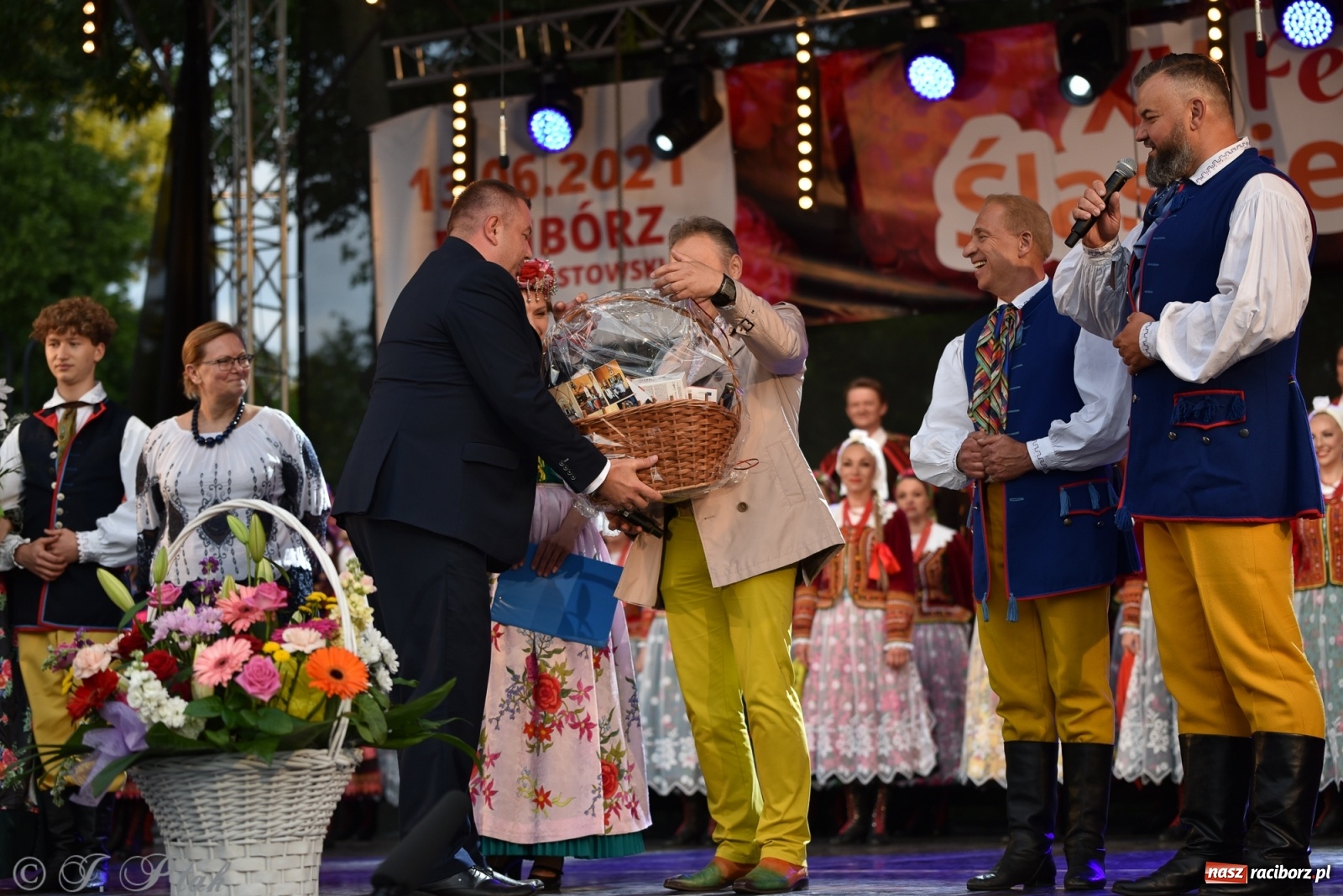 Zdjęcie w galerii na portalu naszraciborz.pl: Śląsk zabrał raciborzan w muzyczno-taneczną podróż po świecie wiadomości z regionu
