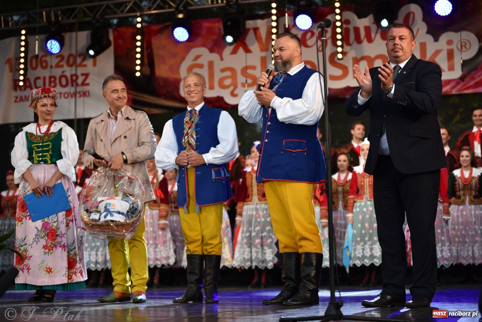 Zdjęcie w galerii na portalu naszraciborz.pl: Śląsk zabrał raciborzan w muzyczno-taneczną podróż po świecie wiadomości z regionu