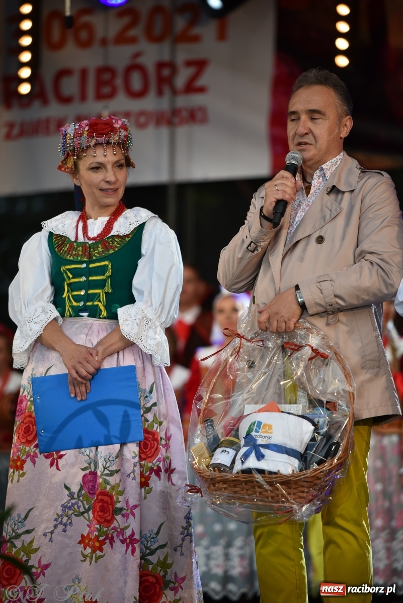 Zdjęcie w galerii na portalu naszraciborz.pl: Śląsk zabrał raciborzan w muzyczno-taneczną podróż po świecie wiadomości z regionu